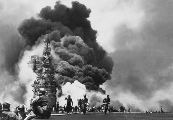 Bild 1 von 1: Seit Ende 1944 stürzen sich japanische Piloten bei Kamikaze-Angriffen auf US-amerikanische Kriegsschiffe in den Tod.