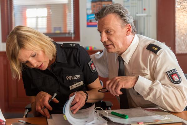 Bild 1 von 12: Haller (Hannes  Hellmann, r.) hat Melanie (Sanna Englund, l.) für Sonderaufgaben abgezogen.