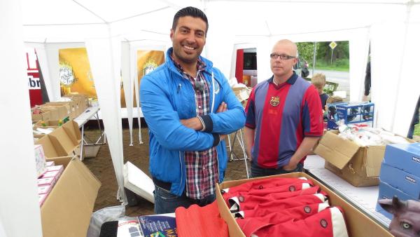 Bild 1 von 3: Von links: Trödelexperte Sükrü Pehlivan und Maik auf dem Hausflohmarkt.
