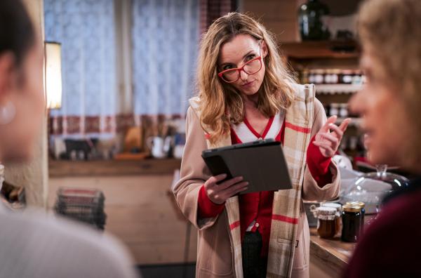 Bild 1 von 4: Die Ursache für den Ausbruch der Listerien in Schönwald ist noch nicht gefunden. Eine Kontrolleurin des Gesundheitsamtes nimmt im Hofladen alles genau unter die Lupe.  v.li: Jenny (Julia Obst), Frau Köster vom Gesundheitsamt (Deborah Müller), Bea (Christiane Brammer)