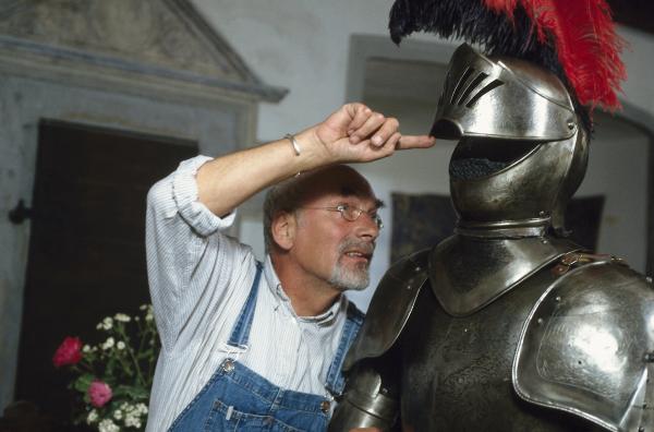 Bild 1 von 2: Weil der Burgführer das Burgtor verschlossen hat, muss Peter (Peter Lustig) eine Nacht allein auf der Burg verbringen. Doch ein aufkommendes Gewitter und seltsame Geräusche lassen ihn nicht zur Ruhe kommen. Peter geht dem Klirren und Rasseln auf die Spur.