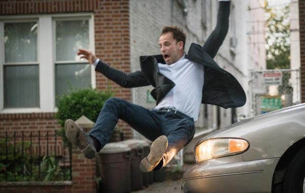 Bild 1 von 31: Ein ehemaliger Bombenleger wird nach sechs Jahren plötzlich wieder aktiv. Auf der Jagd nach einem Verdächtigen, begibt sich Holmes (Jonny Lee Miller) auf den Straßen New York Citys selbst in Gefahr ...