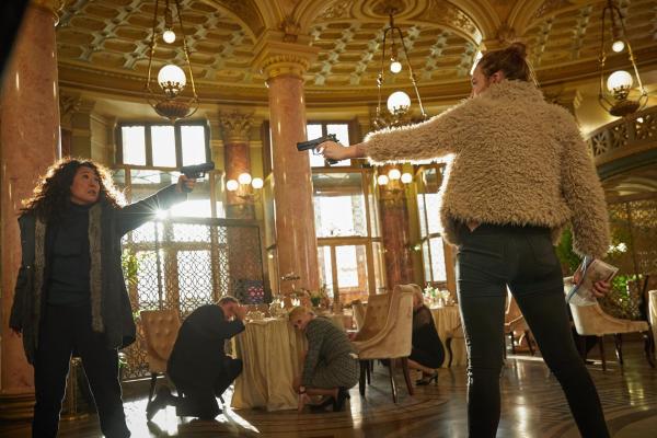 Bild 1 von 6: Eve Polastri (Sandra Oh, l.); Villanelle (Jodie Comer, r.)