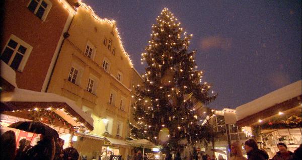 Bild 1 von 6: In atemberaubenden Luftaufnahmen wird die faszinierende Winterlandschaft der Südtiroler Dolomiten und Bergregionen Osttirols gezeigt. In den verschneiten Felswänden kämpfen Steinbock und Gämse ums Überleben im harten Winter. Und im Tal steht am Beginn jeden neuen Jahres der Wechsel vom Weihnachtsbrauchtum in die Fasnachtszeit an. Im Bild: Weihnachtsmarkt in Sterzing.