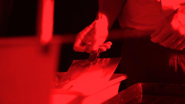 Bild 1 von 3: Im Fotolabor des Mossad (Szene).