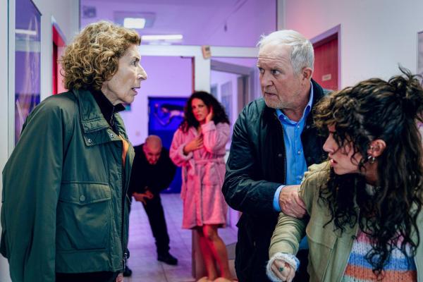 Bild 1 von 1: Im Bild: Adele Neuhauser (Bibi Fellner), Claudia Kottal (Ramona), Harald Krassnitzer (Moritz Eisner), Gabriela García-Vargas (Linda Filipovic).