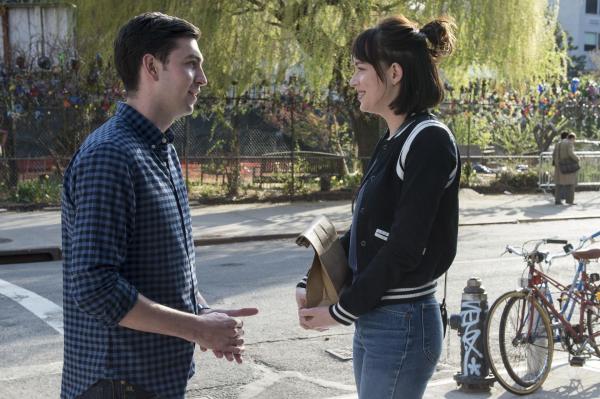 Bild 1 von 8: Josh (Nicholas Braun, l.); Alice (Dakota Johnson, r.)