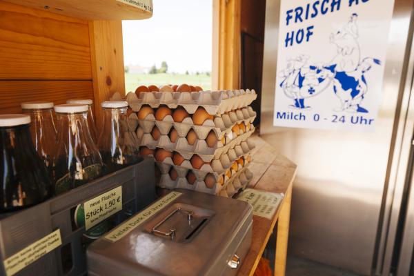Bild 1 von 8: Die Milchtankstelle und Eierverkauf auf dem Hof von Edeltraud Zehetmeier