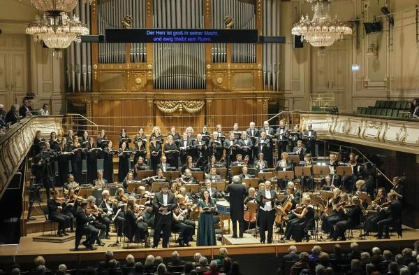 Bild 1 von 7: Im Bild: Mauro Peter, Emöke Baráth, Adam Fischer, Florian Boesch, Danish Chamber Orchestra, Arnold Schönberg Chor.