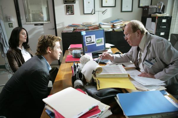 Bild 1 von 18: Alex, ein Wissenschaftler im Universitätsinstitut des renommierten Hirnforschers Lewis Stutzer (John Aylward, r.), wird mit Blausäure vergiftet und stirbt. Teresa (Robin Tunney, l.) und Patrick (Simon Baker, M.) ermitteln ...