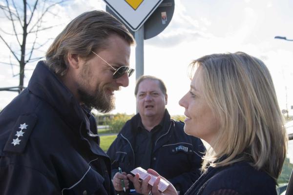 Bild 1 von 30: Als Mick (Henning Baum, l.) erleben muss, wie Udo (Jürgen Tarrach, M.), der sich an den Buchstaben des Gesetzes klammert, eine junge Mutter triezt, greift er beherzt ein. Doch damit macht man sich keine Freunde unter den Kollegen ...