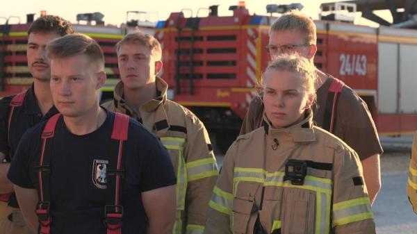 Bild 1 von 15: Justine mit Kameraden beim Brandschutzlehrgang