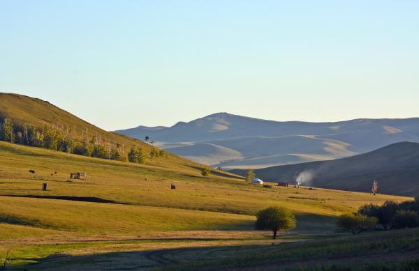 Bild 1 von 3: Der Norden der Mongolei ist grün und bietet Weidelandschaften für die nomadischen Viehhierten.