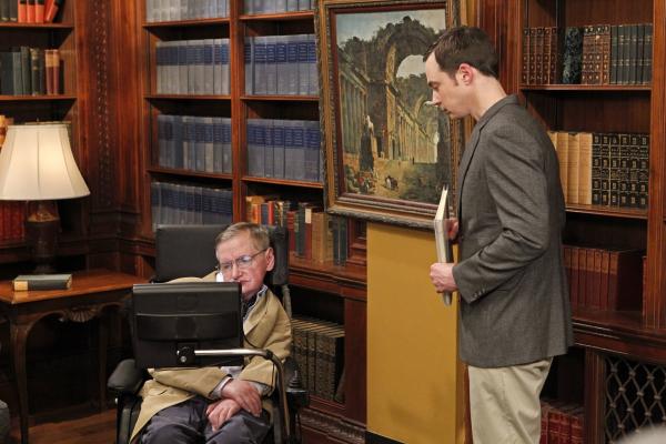 Bild 1 von 22: Als Howard die Möglichkeit bekommt, mit Stephen Hawking (Stephen Hawking, l.) zu arbeiten, ist Sheldon (Jim Parsons, r.) bereit, alles zu tun, um einen seiner Helden endlich kennenzulernen ...