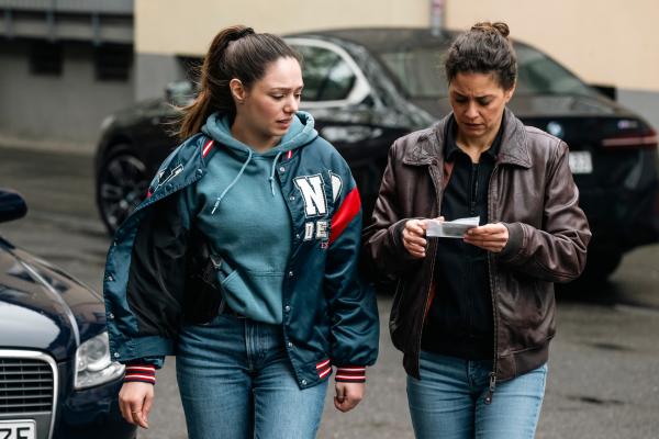 Bild 1 von 4: Als die beiden Kommissarinnen Lilly Funke (Tatjana Kästel, r.) und Amira Mahdi (Aylin Ravanyar, l.) am Tatort eintreffen, gehen sie von einem Raubüberfall aus. Doch bald offenbart sich, dass der tödlichen Schuss auf die junge Kioskbesitzerin weitaus tiefere Gründe hat.