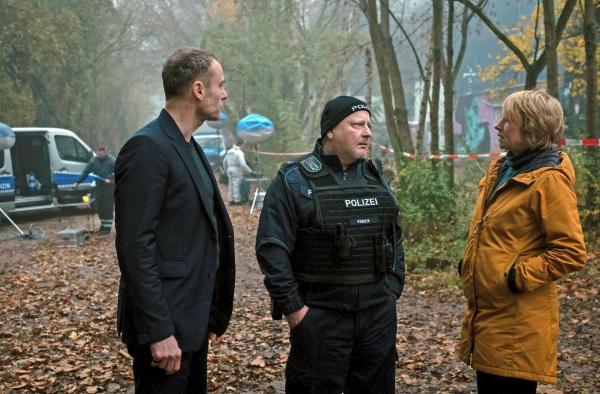 Bild 1 von 18: Im Bild: Susanne Bonard (Corinna Harfouch, re.) und Robert Karow (Mark Waschke, li.) lassen sich Bericht erstatten von ihrem Kollegen Polizeihauptmeister Salitter (Holger Kunkel, mitte), der nach dem Notruf als Erster am Tatort war.