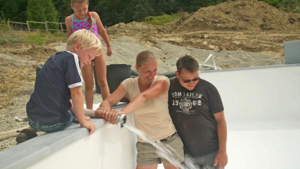 Bild 1 von 3: Familie Madl spart beim Bau des Schwimmbeckens und organisiert das Projekt von der Planung bis zur Inbetriebnahme selbst.