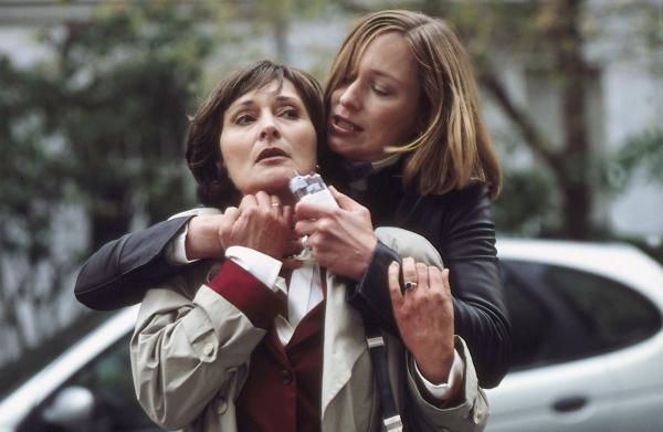 Bild 1 von 1: Die Politikerin Miriam Ansbach (Eleonore Weisgerber, l.) und ihre Assistentin Dr. Tonja Pilz (Katja Weitzenböck, r.) kommen längst nicht so gut miteinander aus wie es nach außen hin den Anschein hat.