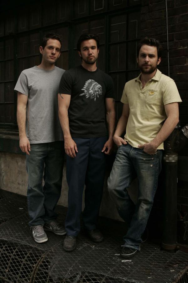 Bild 1 von 7: (2. Staffel) - It's Always Sunny in Philadelphia: Dennis (Glenn Howerton, l.), Charlie (Charlie Day, r.) und Mac (Rob McElhenney, M.)