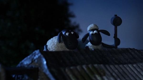 Bild 1 von 6: Wenn das Dach undicht ist, hilft nur reparieren - egal, wie spät es ist.