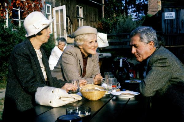 Bild 1 von 5: Im Bild: Dorothy Stuart, Marylin Wallace, Louis Strasser.