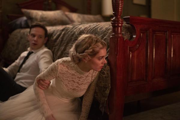 Bild 1 von 8: Alex (Mark O'Brien, l.); Grace (Samara Weaving, r.)