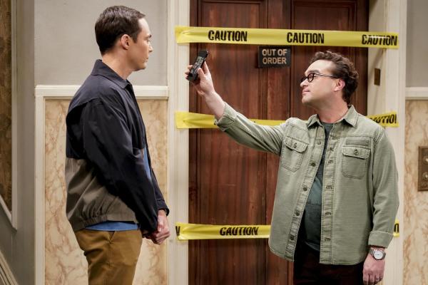 Bild 1 von 16: Sheldon (Jim Parsons, l.) will es einfach nicht glauben, dass Penny wirklich auf Bill Gates trifft, während Leonard (Johnny Galecki, r.) sogar hinter ihrem Rücken einem Weg sucht, den mächtigen Unternehmer ebenfalls zu treffen ...