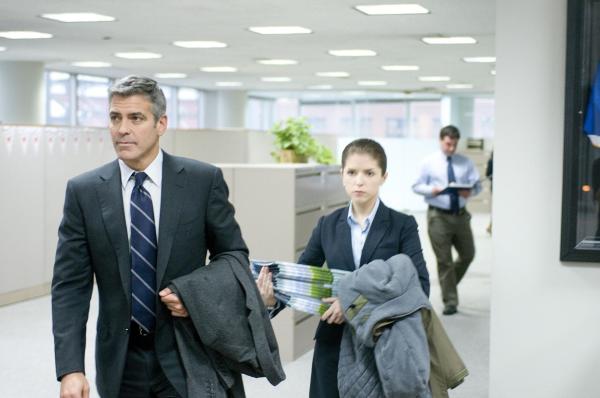 Bild 1 von 18: Um Natalie (Anna Kendrick, r.) klarzumachen, dass man Mitarbeitern nicht per Videokonferenz kündigen kann, nimmt sie Ryan (George Clooney, l.) mit auf seine nächste Tour - die ganz anders verläuft, als geplant ...
