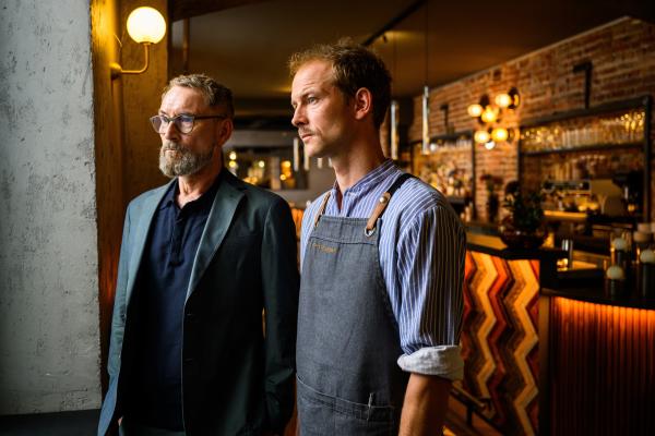 Bild 1 von 15: Raimund Vastenauer (Heikko Deutschmann, l.), Inhaber eines Sternerestaurants, und sein Chefkoch Florian Oisterkamp (Christian Clauß, r.) sind nach dem Gespräch mit der Polizei alarmiert. Haben sie sich verdächtig gemacht?