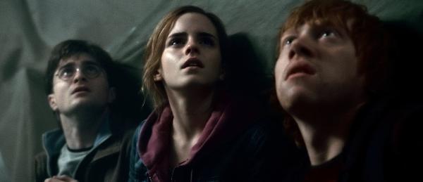 Bild 1 von 12: (v.l.n.r.) Harry Potter (Daniel Radcliffe); Hermine Granger (Emma Watson); Ron Weasley (Rupert Grint)