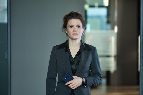 Bild 1 von 6: Opferanwältin Britta Riedle (Lea Willkowsky) kündigt die Ankunft der Zeugin an.