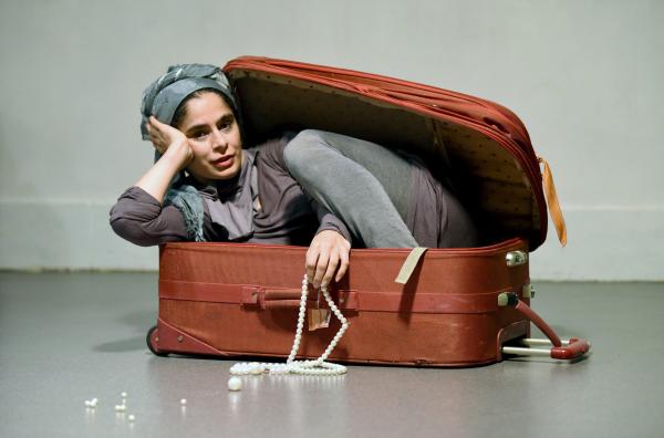 Bild 1 von 14: Beim Tanzen lassen sich Geschichten auf ganz andere Weise erzählen: Ideh Abootalebis Choreographie nutzt dafür einen Koffer.