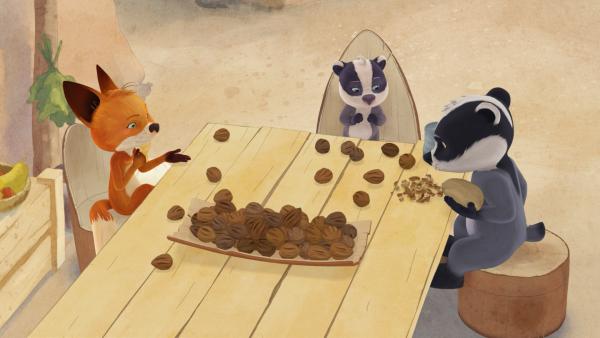 Bild 1 von 3: Rosie und Matteo wollen Emmie erklären, wie sie ganz leicht Nüsse öffnen kann.