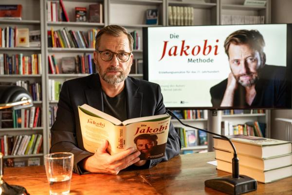 Bild 1 von 17: Im Bild: Der Kinderpsychiater und Bestsellerautor Dr. Bernd Jakobi (Christian Erdmann) liest aus seinem neuen Buch \