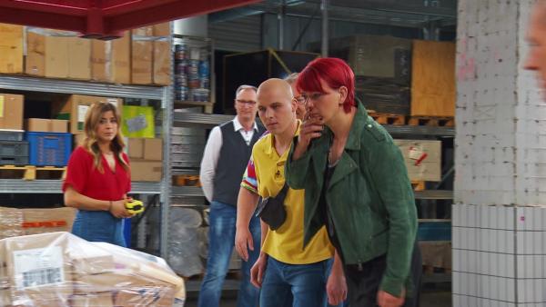 Bild 1 von 4: Eva (re.) ist die Newcomerin in der Händlerrunde und erst durch Corona ins Retourengeschäft eingestiegen.