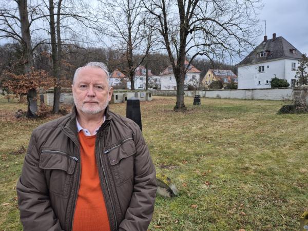 Bild 1 von 4: Stadtarchivar Werner Mühlhäußer am Friedhof .