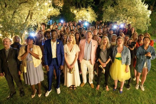 Bild 1 von 7: Die Hochzeit von Lou und Max eskaliert ungeplant zu einem riesigen Spektakel.