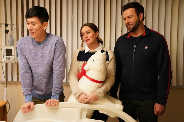 Bild 1 von 10: (v.l.n.r.) Miggy Park (Jake Choi); Angie D'Amato (Leighton Meester); Will Cooper (Taran Killam)