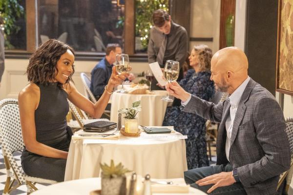 Bild 1 von 12: Lydia (Erica Ash, l.); Jim Kearney (Jon Cryer, r.)