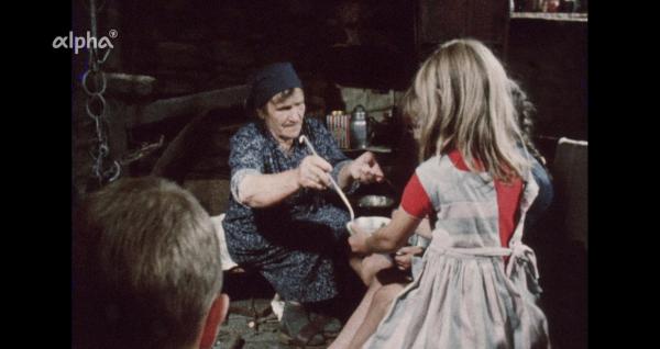 Bild 1 von 4: Dorfkinder im Tessin bekommen von der Großmutter Ziegenmilch serviert - 1971.