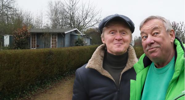 Bild 1 von 1: Das ist der Christoph Biemann. Und der nimmt Pierre M. Krause heute mit zum Kompost. Christoph ist eine Fernsehlegende. Er ist fast so viele Jahrzehnte im Fernsehen wie er Kettensägen im Gartenhaus hat. Klingt komisch, ist aber so: die Kurzstrecke mit Christoph Biemann!