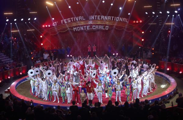 Bild 1 von 1: Ein Abend voller Poesie, Spannung, Nervenkitzel: Prominente und Zirkus-Expert:innen, Artist:innen und Mitglieder bekannter Zirkusfamilien erzählen in dieser Dokumentation von Christian Stöffler von ihren schönsten, eindrucksvollsten Momenten in den großen Zirkus-Galas, vom faszinierenden Leben in und hinter der Manege sowie von ihren Erfahrungen und Erlebnissen.