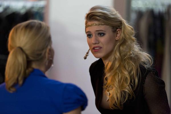 Bild 1 von 12: Danni (Annette Frier, l.) übernimmt einen neuen Fall, der sich als kompliziert darstellt. Sie hofft deshalb, von Lilli (Larissa Marolt, r.), einer Model-Kollegin ihrer Mandantin, wichtige Infos zu erhalten ...