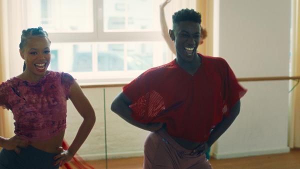 Bild 1 von 11: Libell (Binta Yaffa, l.) freut sich, dass Emm (Ricco-Jarret Boateng, r.) im Training immer besser wird.