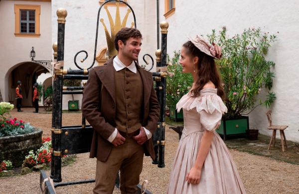 Bild 1 von 5: Sarah (Bianca Nawrath) trifft Hans (Lucas Reiber) mit dem fertigen Eisenbett.