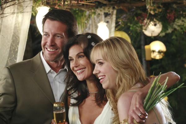 Bild 1 von 35: Nur im Beisein von Julie (Andrea Bowen, r.) und einem Priester geben sich Susan (Teri Hatcher, M.) und Mike (James Denton, l.) das Ja-Wort ...