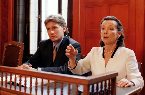 Bild 1 von 11: Im Bild: Rainhard Fendrich (Fröhlich), Krista Stadler (Frau Sommer).