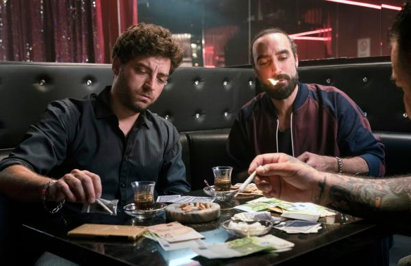 Bild 1 von 15: Der Undercover-Agent des LKA (Samir Fuchs, re.) ahnt noch nicht, dass der libanesische Gangsterboss Ahmed Sayed (Timur Isik) ihn enttarnt hat.