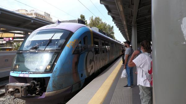 Bild 1 von 3: S-Bahn im Hauptbahnhof von Athen, Larissis Station.