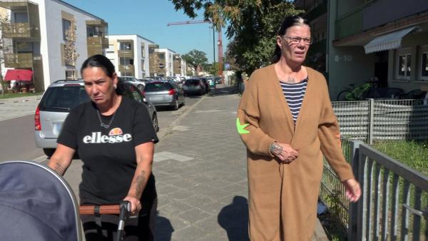 Bild 1 von 3: Ela (li.) und Beate kennen die Baracken wie ihre Westentasche. Bei einem Spaziergang begutachten die Freundinnen den Wandel des Viertels sehr kritisch.